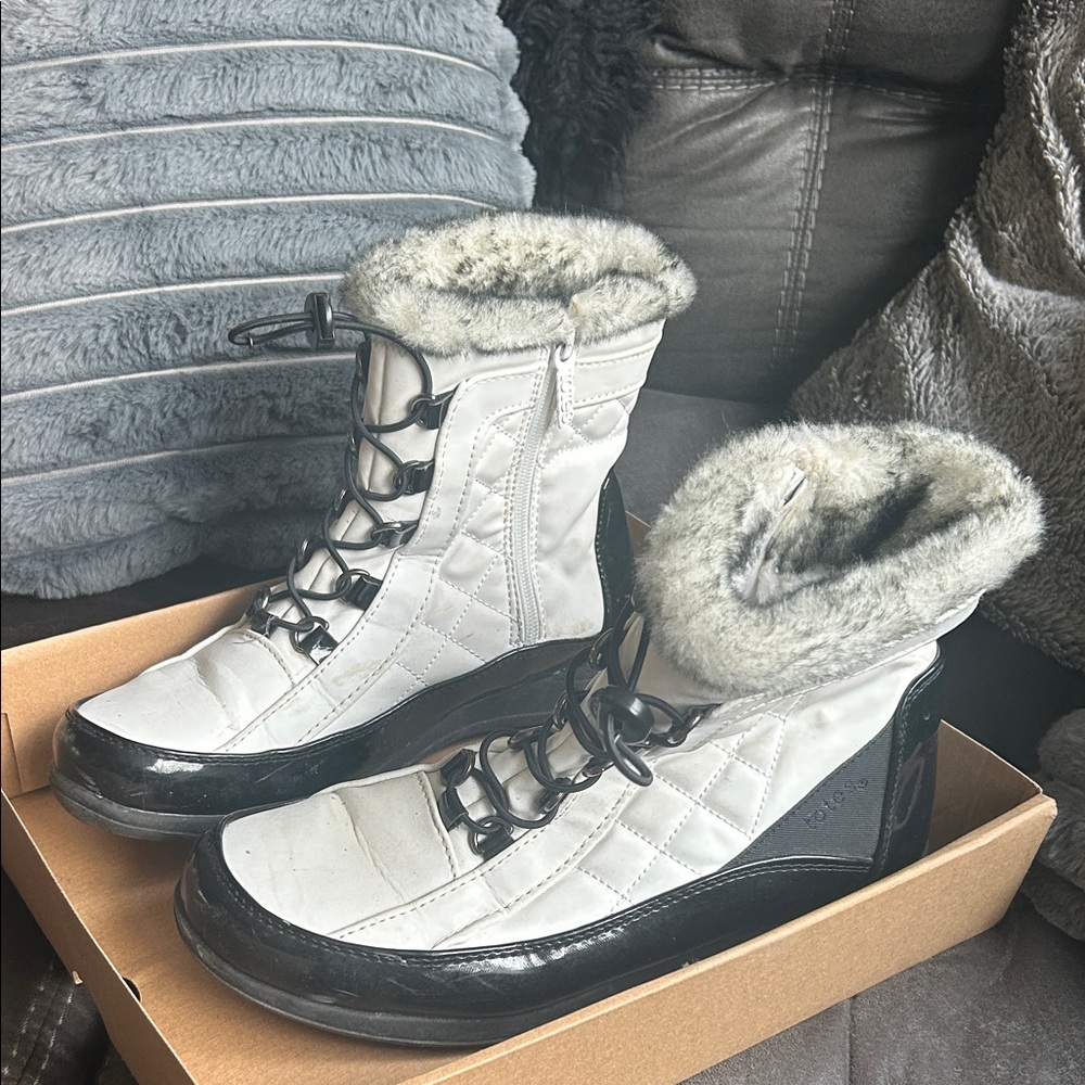 Women’s Quilted Faux-Fur Lined Winter Boots - White/Black